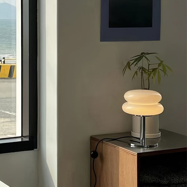 Retro LED-Tischlampe aus Glas und Metall in Transparent mit Silber, ideale Nachttischlampe für Schlafzimmer und Wohnzimmer mit Touch-Funktion und USB-Anschluss - Bild 1