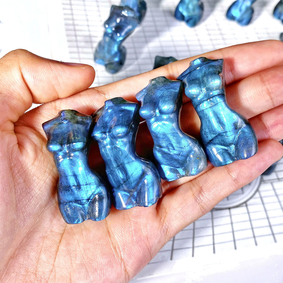 Natürlicher Labradorit Kristall in Blau als dekorative Edelstein-Schnitzerei für die Tischdekoration - Bild 3