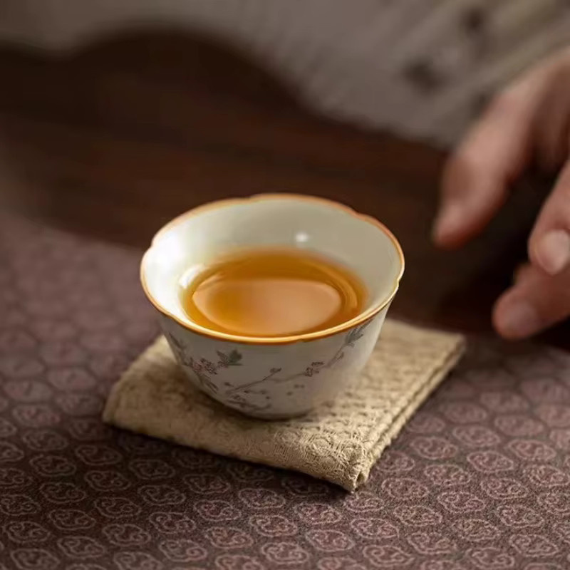 Handgefertigte Ru Kiln Teetasse aus Keramik mit Crackle Glaze in Beige, chinesisches Celadon-Teegeschirr für Gongfu-Teezeremonien - Bild 1