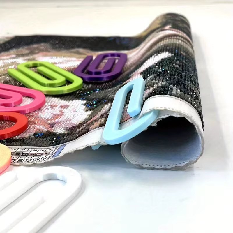 2 Stück Mehrfarbige Kunststoff-U-Fixierclips als Seitenhalter für Diamantmalen und Kreuzstich, DIY-Bastelzubehör in Blau und Multicolour - Bild 3