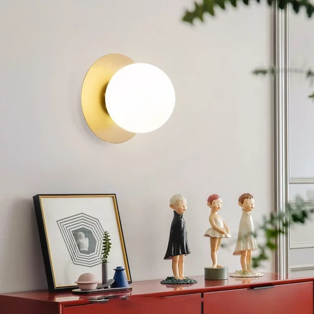 TRAZOS Wandleuchte im minimalistischen Design aus Metall und Glas in Gold mit weißem Globus für Schlafzimmer, Wohnzimmer und Flur - Bild 1