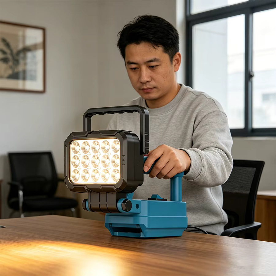DeWalt Dual-USB-Hakenlampe als 3 Zoll Handlaterne und Scheinwerfer kompatibel mit Makita, DeWalt und Milwaukee 14,4V und 18V Li-Ionen-Akkus (ohne Akku) - Bild 3
