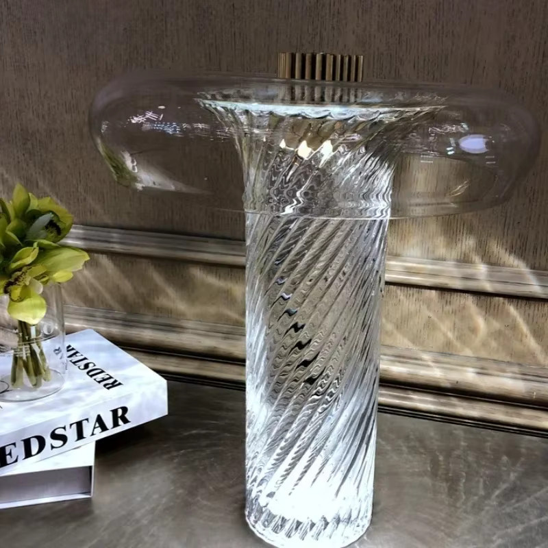 JIANKEXING LED Tischlampe aus Glas mit modernem verdrehtem Muster in Transparent, warmweißes Licht für Schlafzimmer und Home Office - Bild 3