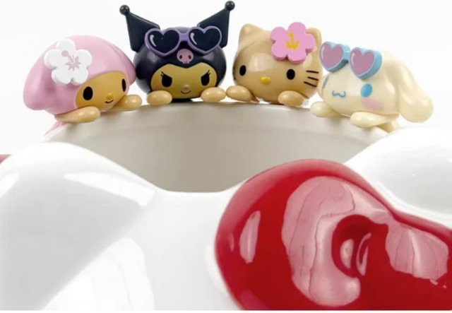 Sanrio Blind Box Becherhalter mit Kuromi und Cinnamoroll als Desktop-Deko, Schwarz und Bunt, Keramik und Leder-Optik - Bild 1