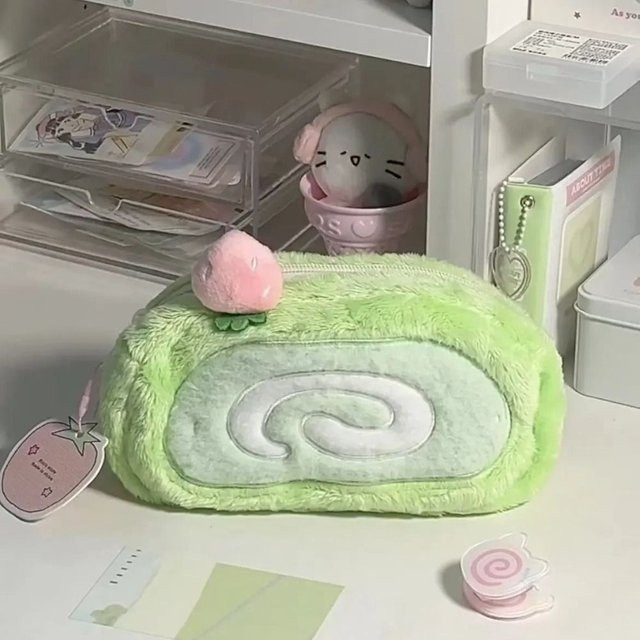 Swiss Roll Cake Plüsch-Federmäppchen in Grün mit großem Fassungsvermögen für den Schulbedarf - Bild 1