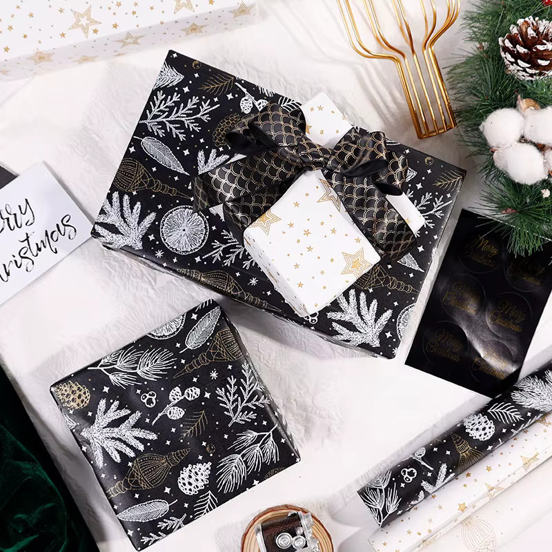 Luxuriöses Geschenkpapier Rolle mit weißen Kiefernzweigen und goldenen Ornamenten in Dunkelgrau und Schwarz - Bild 4