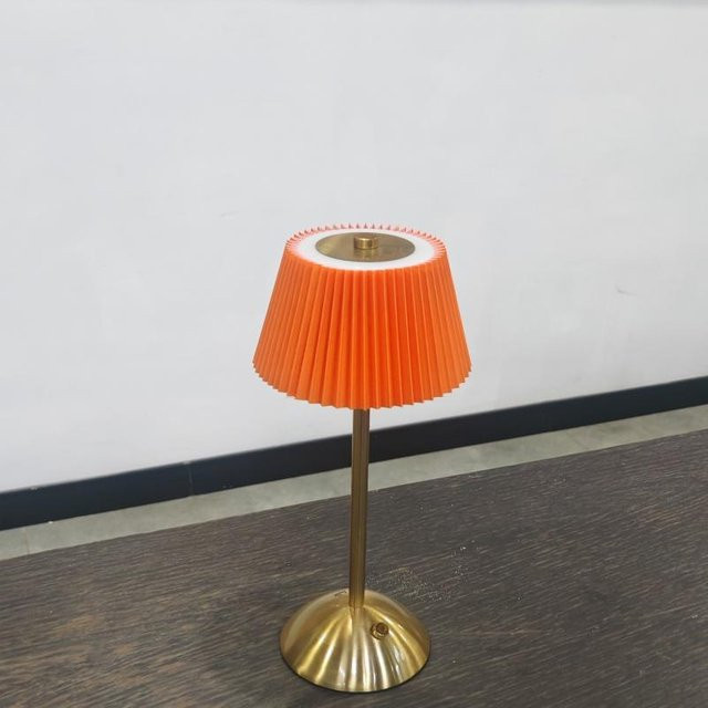 Wiederaufladbare LED-Tischleuchte von Fantastic House aus Metall mit Stoffschirm in Orange, dimmbar und kabellos mit Touch-Funktion - Bild 1