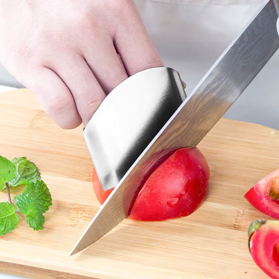 Edelstahl-Fingerschutz in Silber als multifunktionales Küchenwerkzeug zum Schneiden von Fleisch und Gemüse - Bild 4