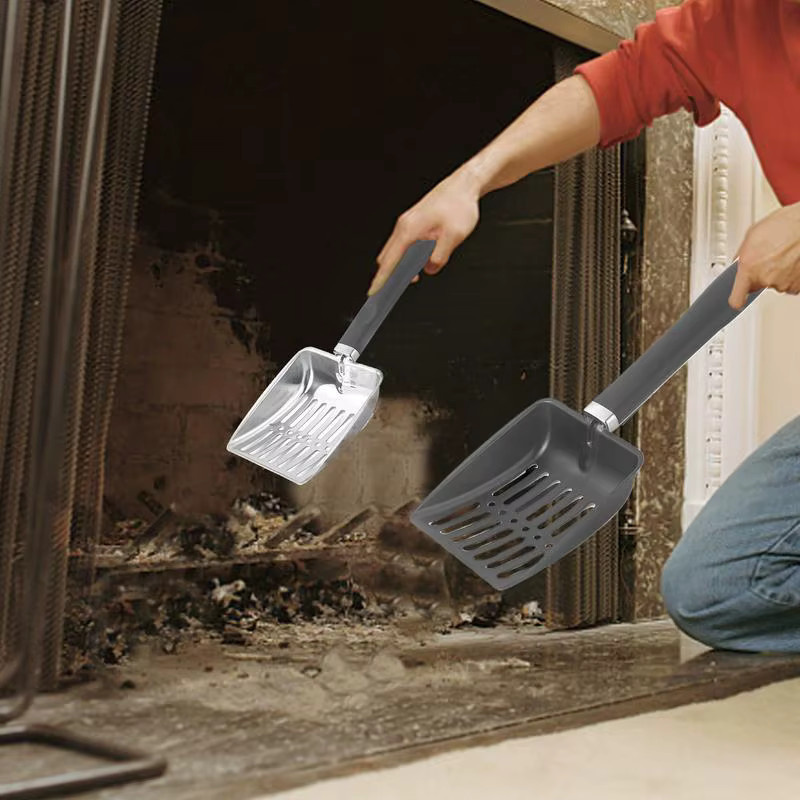 Edelstahl-Kohlenschaufel und Kamin-Asche-Sieb Set aus Metall in Schwarz und Silber für die Reinigung von Feuerstellen im Innen- und Außenbereich - Bild 2