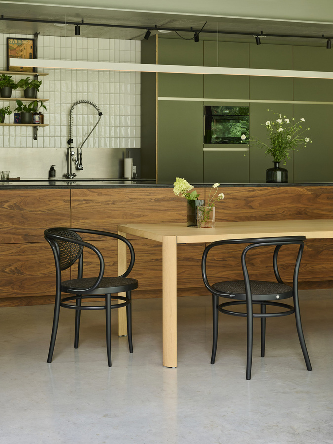 Thonet 210 R Stuhl mit Armlehnen in Schwarz aus Buchenholz und Rohrgeflecht - Bild 4