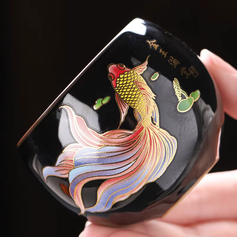 Handgefertigte Keramik-Teetasse in Schwarz mit Farbwechsel-Effekt im Drachen-Ei-Design für die Gongfu-Teezeremonie - Bild 3
