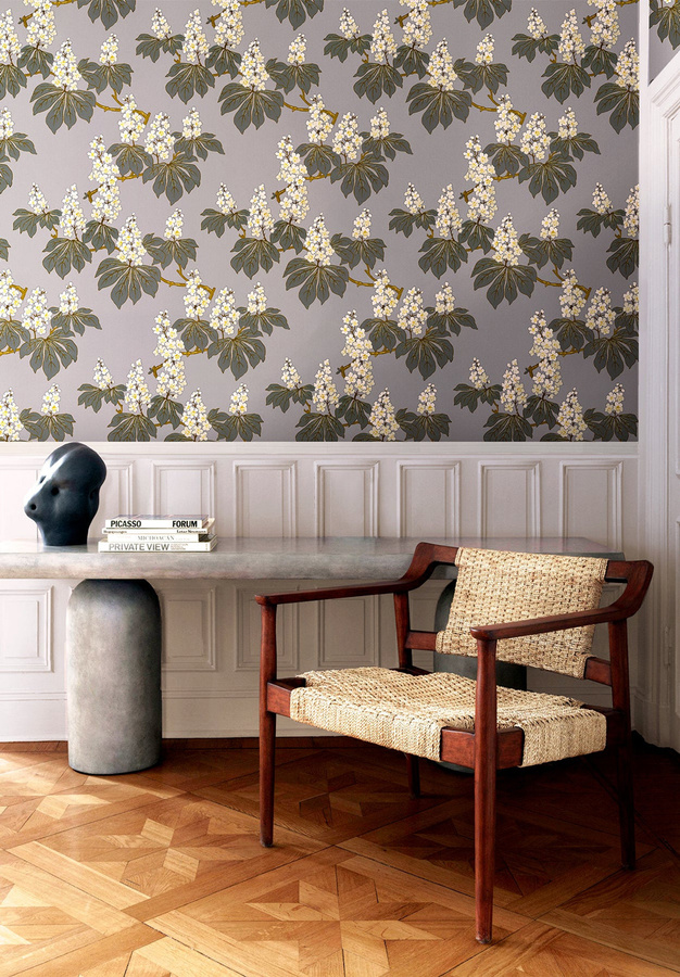 Isidore Leroy Tapete Marronnier Matinal in Grau mit floralem Art Nouveau Design aus Vlies - Bild 1