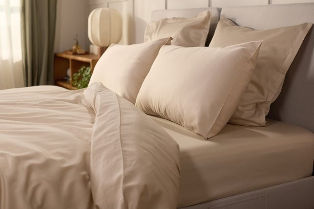 Emma Silken Satin Kopfkissenbezüge Doppelpack aus Mako-Satin in Beige, B/H: 80 x 80 cm - Bild 1