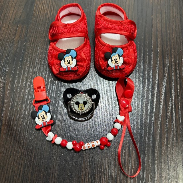 Disney Neugeborenen-Set mit Baby-Schnuller, Schnullerhalter und Neugeborenen-Schuhen in Rot - Bild 1