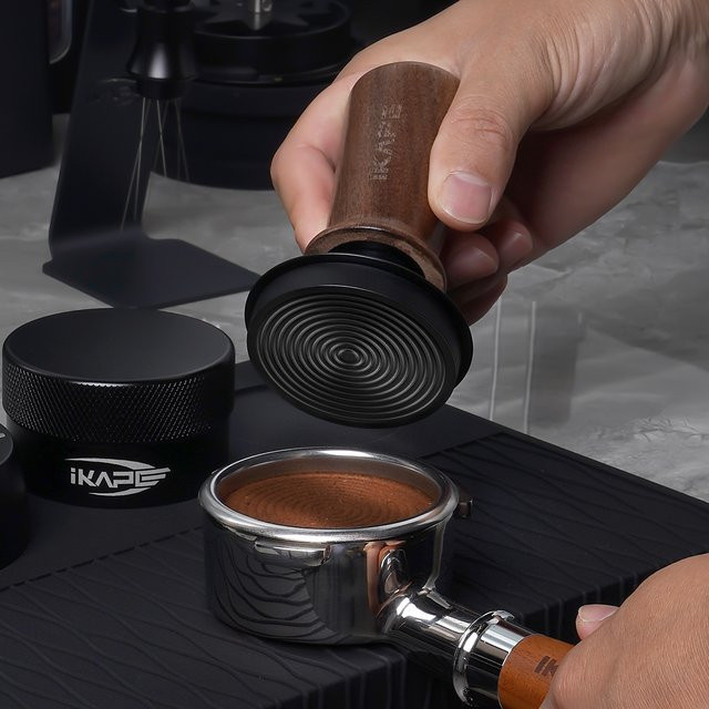 IKAPE Espresso Tamper V3 aus Walnuss mit Titan PVD Beschichtung und kalibrierter Feder, passend für 51mm, 54mm und 58mm, Braun - Bild 1