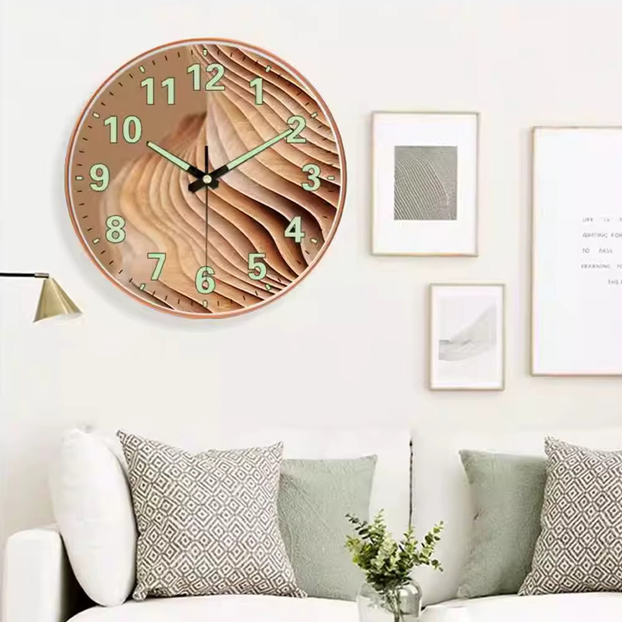 P.chuang Runde Leuchtende Wanduhr mit modernem Liniendesign in Schwarz und Braun, Analoge Quarzuhr aus Kunststoff für Wohnzimmer und Schlafzimmer - Bild 2
