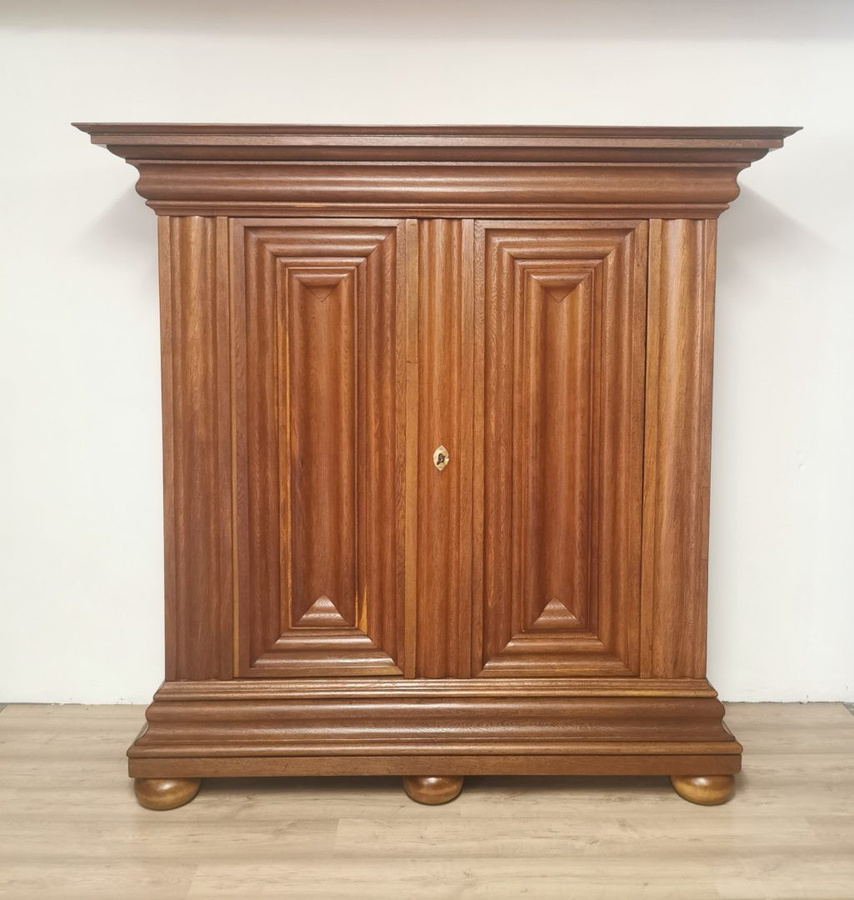 Frankfurter Wellenschrank aus massiver Eiche in Antikhof Brück, braun matt - Bild 1