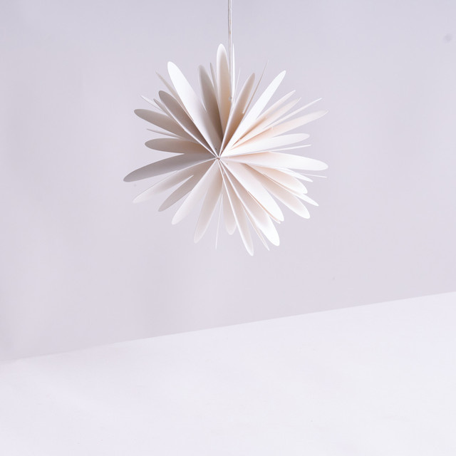BLUME2000 Weihnachtsdeko Papier Schneeflocke als Deko Hänger in Cremeweiß - Bild 1