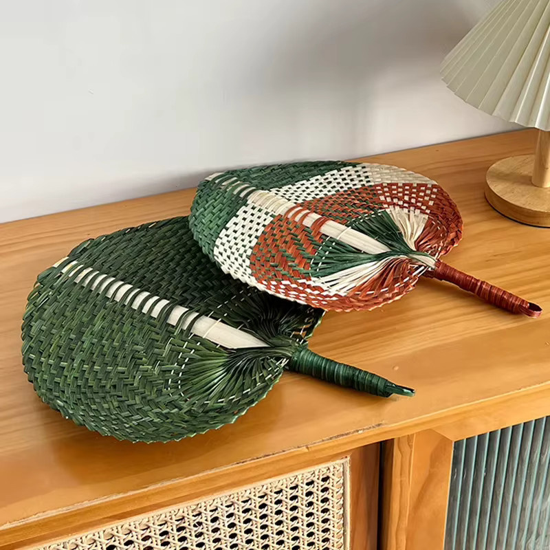 Handgefertigter Bambus-Fächer in Braun und Grün als dekorativer Sommerfächer für Wohnzimmer und Büro - Bild 3