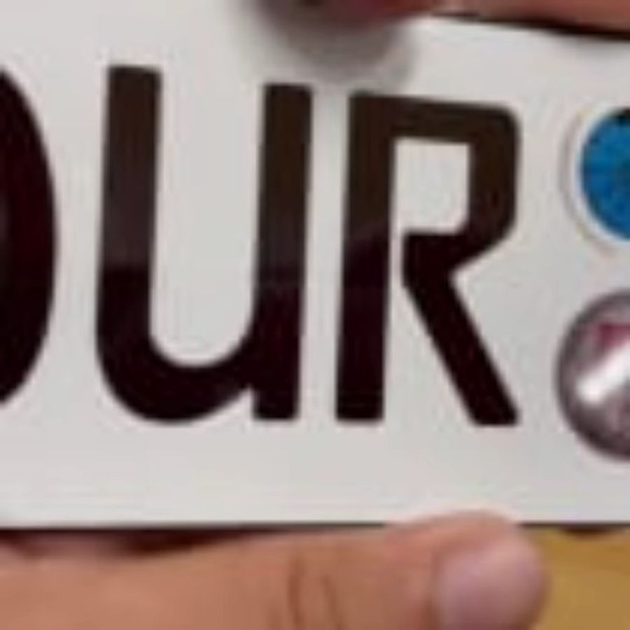 Personalisiertes Deutschland Nummernschild von Hello Young aus Aluminium in Weiß zur Dekoration für deine Garage oder Männerhöhle - Bild 2