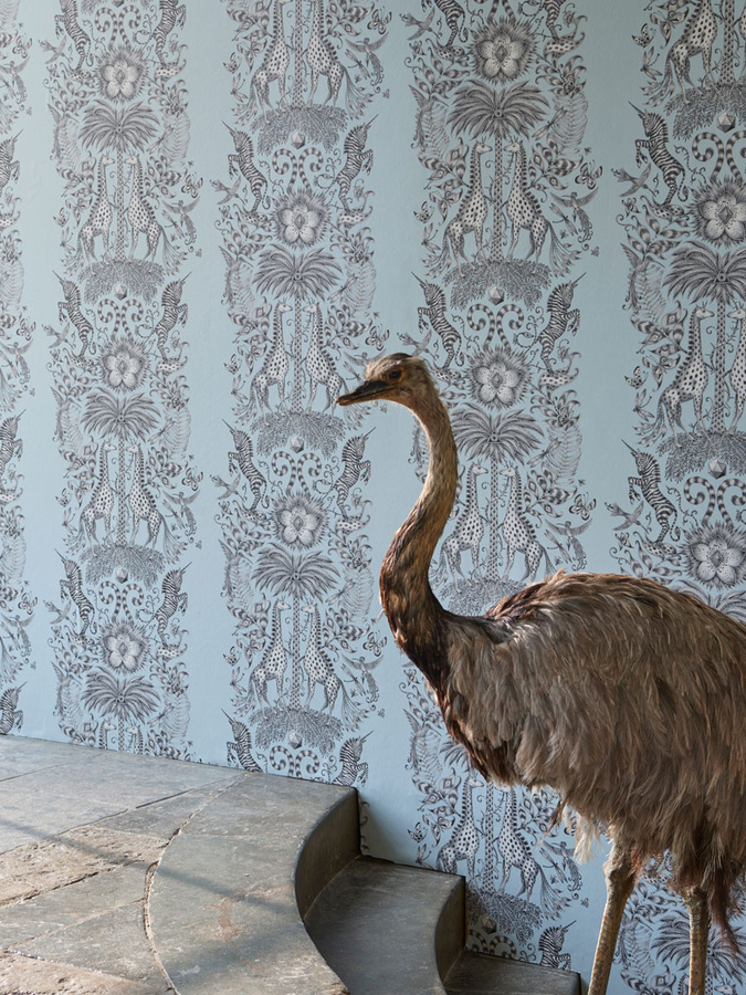 Clarke & Clarke Wallpaper Kruger Eggshell mit botanischem Tiermotiv in Grün und Blau, Vlies Tapete - Bild 1