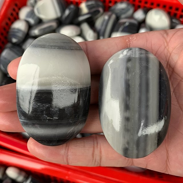 CrystalHola Tai-Chi-Stein Palmenstein in Schwarz und Weiß mit unregelmäßigen Streifen im Boho-Stil als Naturstein für deine Heimdekoration - Bild 1