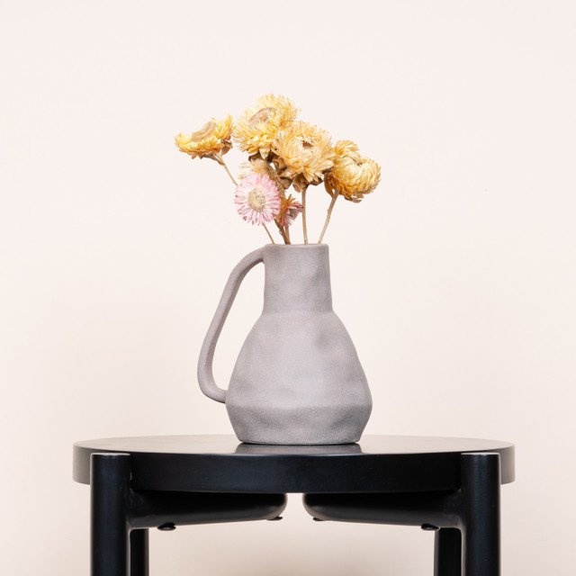 Keramik Vase mit Henkel von BLUME2000 in Taupe und Grau im Japandi Design, Höhe: 14,0 cm, Breite: 12,5 cm, Tiefe: 12,5 cm - Bild 1