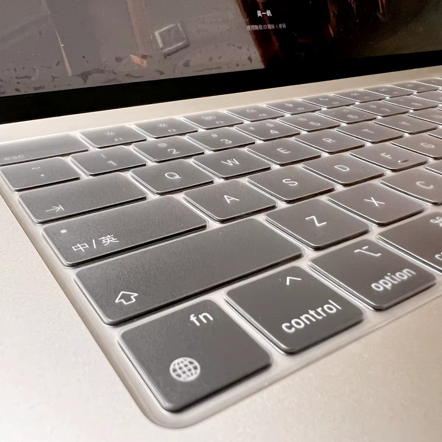 Tastaturabdeckung für MacBook Pro 14 Zoll M5 2025 aus TPU/Silikon in Transparent, passend für US- und EU-Layouts - Bild 4