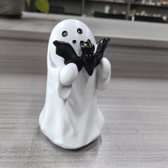 Kreative Halloween Geist Figur mit Fledermaus und Kürbis als Harz Skulptur für deine Heimdekoration, Farbe: Weiß, H x B x T: 9 x 6 x 6 cm - Bild 1