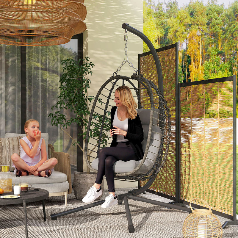 Outsunny Hängender Rattansessel mit gepolsterten Kissen und Kopfstütze, Klappbarer Garten-Hängesessel mit Stahlgestell für Innen und Außen, Hellgrau - Bild 2