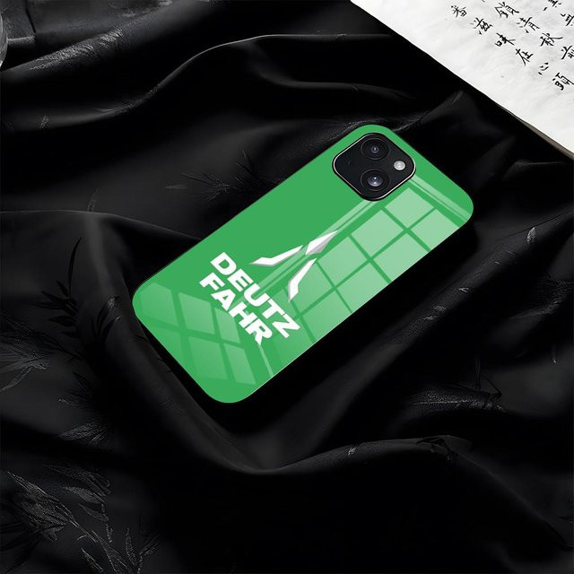 Handyhülle mit Glasabdeckung für Apple iPhone 13 in Grün mit Traktoren-Deutz-Design - Bild 1