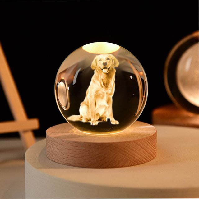 4MELLY Personalisierte 3D-Lasergravierte Kristallkugel mit LED-Nachtlicht und Holzsockel, Transparent - Bild 1