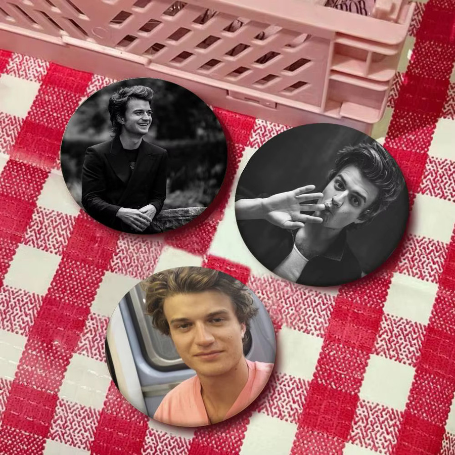 Emaille-Pin J-Joe Keery, rund, Cartoon-Stil - Bild 3