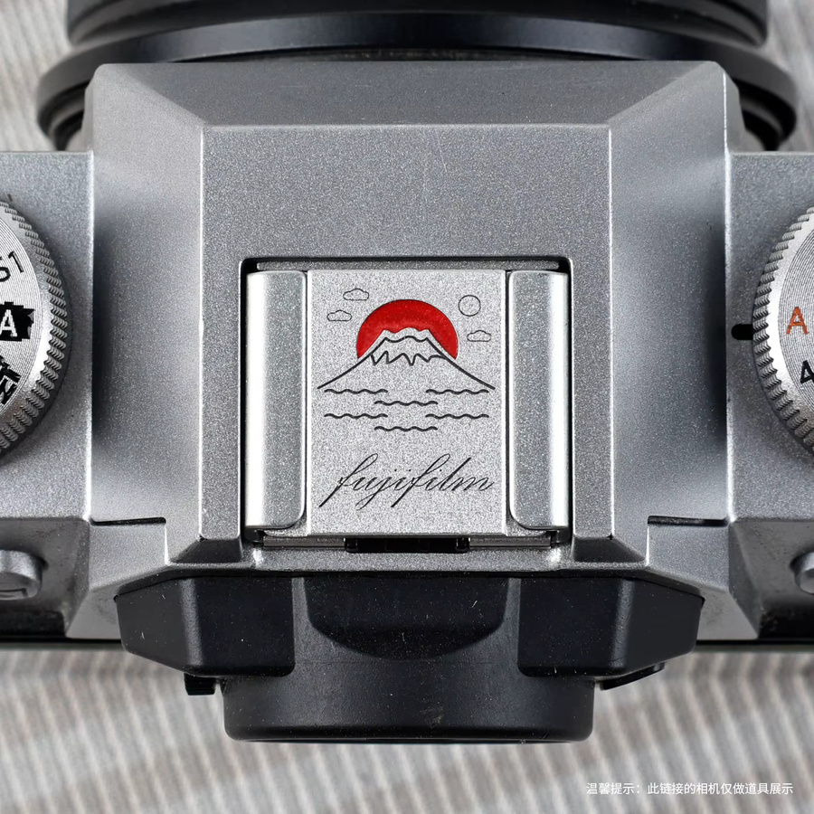 Metall Blitzschuh Abdeckung in Silber als Staubschutz für Fujifilm Kameras wie XS10, XM5, XE4, XT5, XT30II, XH2S, XA7, X100VI und XT50 - Bild 3