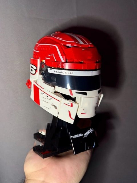 Potdemiel Scuderia HP Charles Leclerc Helm-Modell, Bausteine, 886 Teile - Bild 1