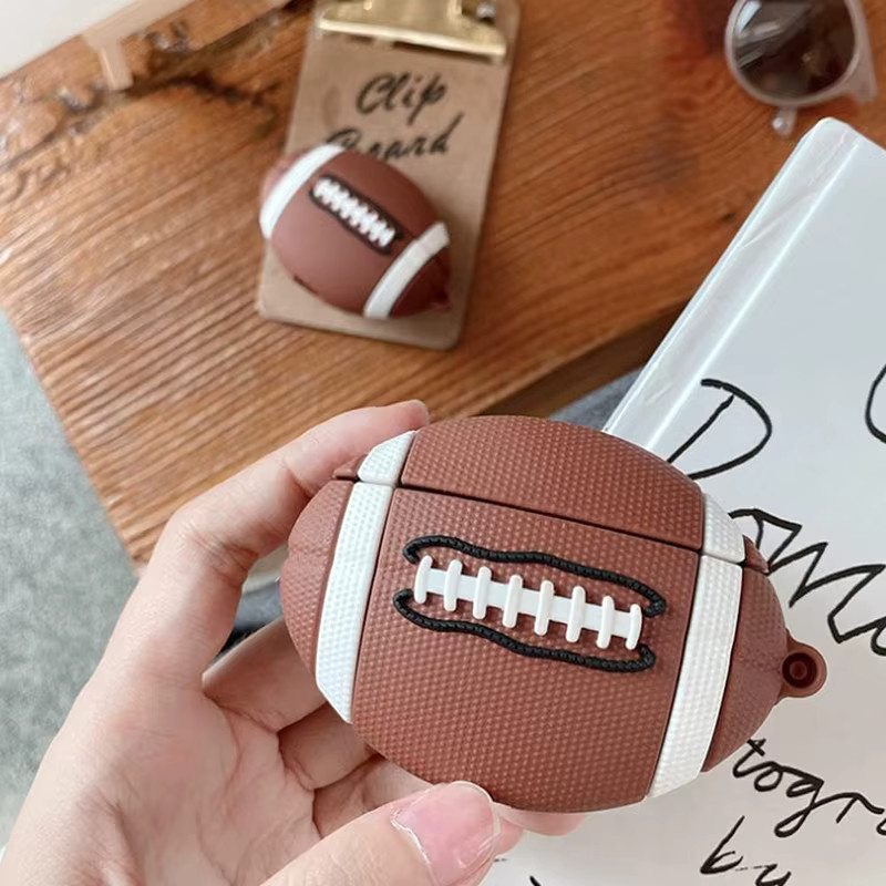 ZEKS Silikon Rugby-Kopfhörerhülle für Airpods Pro 2 und Airpods 1/2 in Braun mit 3D Cartoon-Design - Bild 3