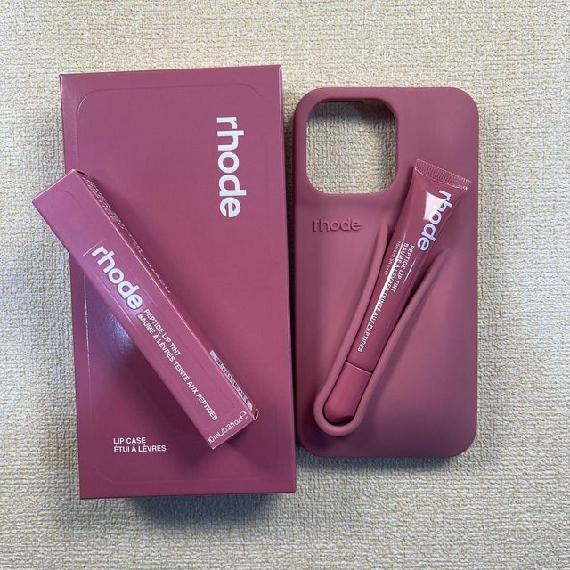 Rhode Lipgloss Silikon Handyhülle Set für iPhone 16 mit Stoßfestigkeit und Standfunktion in Date Red - Bild 1