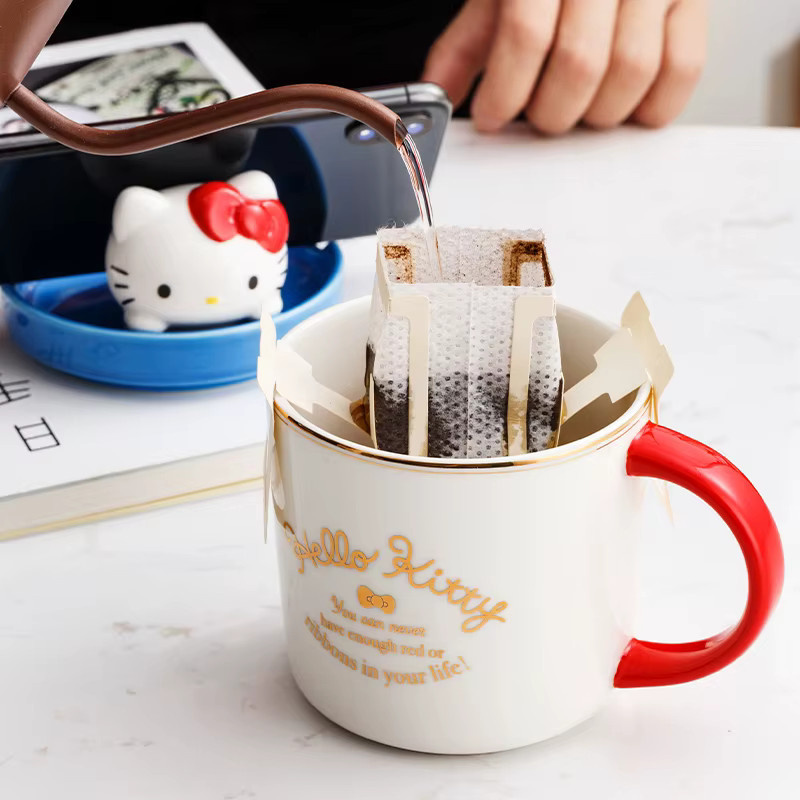 Sanrio Keramikbecher mit Hello Kitty Motiv und 3D-Puppendeckel, Mehrfarbig, 320 ml - Bild 2