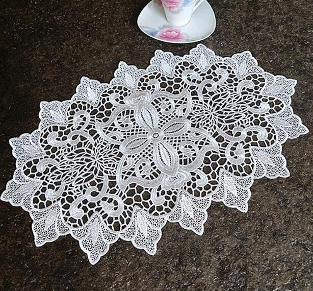 Ovales Tischset mit Blumenstickerei von Yiran Furniture in Grau, B/T: 42 x 30 cm - Bild 1