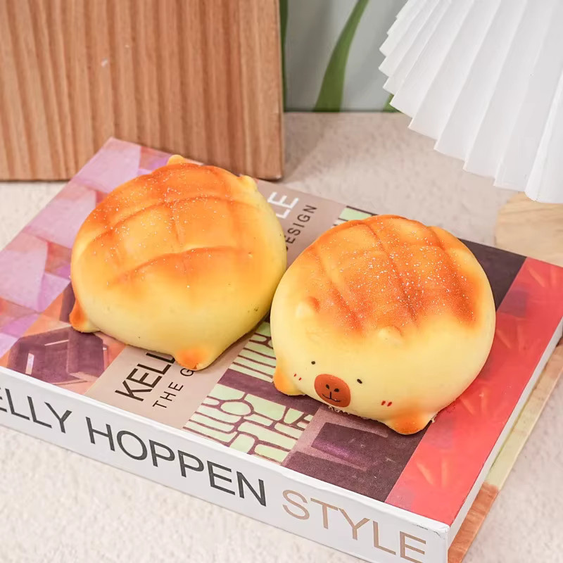 Trebalena Brot Bär Squishy Dekompression Spielzeug als kreatives Tischornament in Gelb - Bild 2