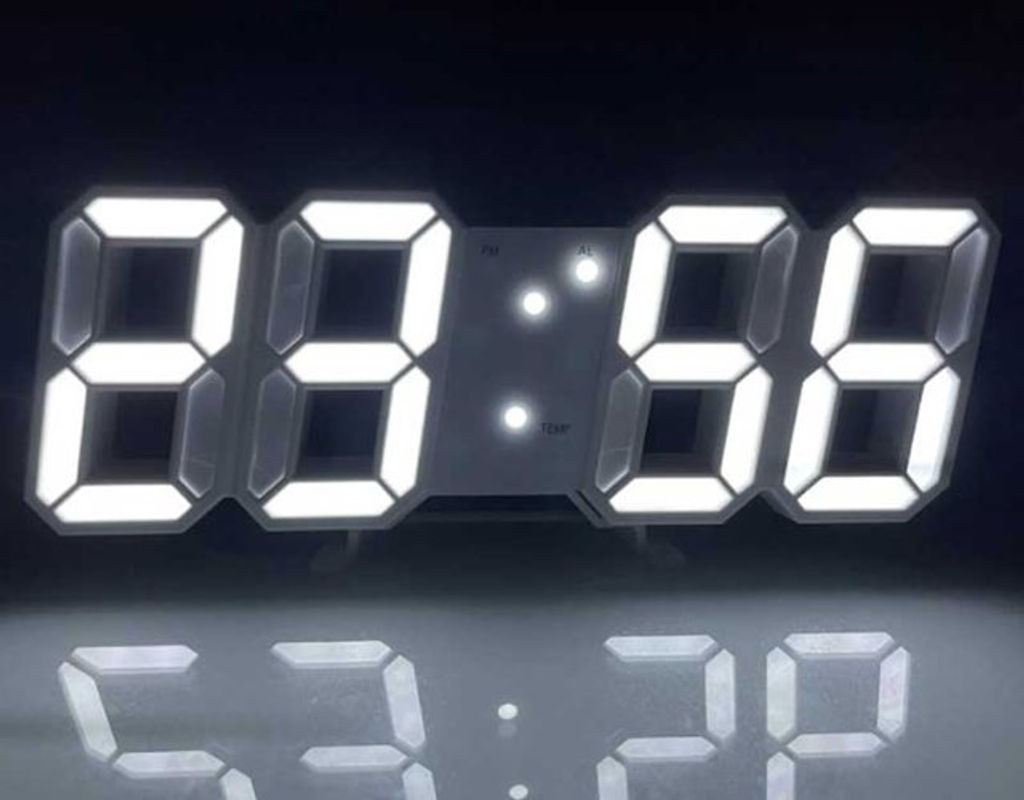 Moderne digitale 3D Desktop-Uhr mit Sprachsteuerung und Leuchtfunktion in Weiß - Bild 1