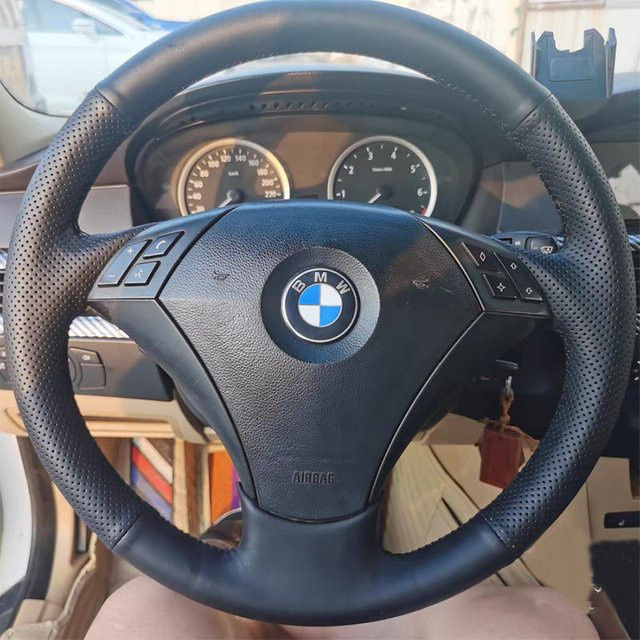 Handgenähte Lenkradabdeckung aus echtem Leder für BMW E60 Limousine und E61 Touring in Schwarz - Bild 1