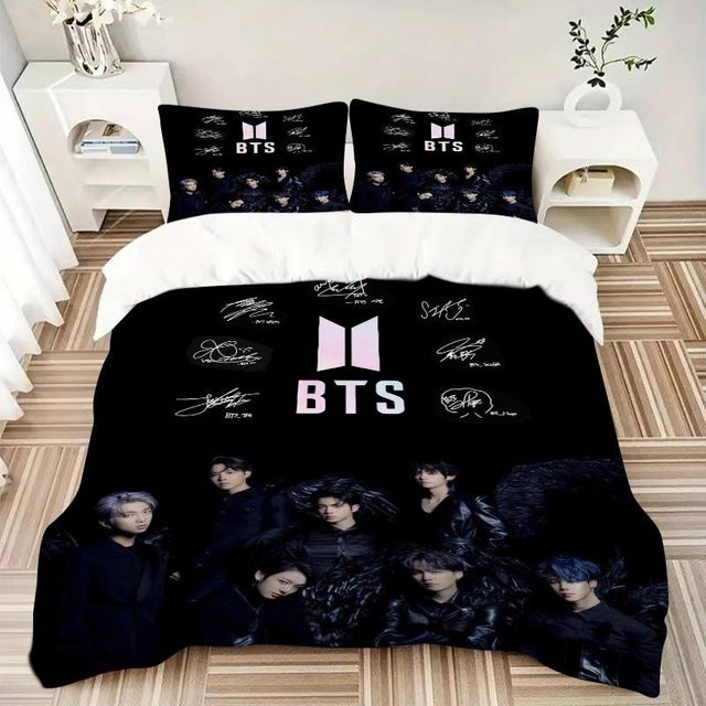 BTS Mitglieder mit Flügeln Bettwäsche-Set Schwarz, Enthält 1 Bettbezug und 2 Kissenbezüge, B/H: 155 x 200 cm - Bild 1