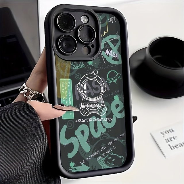 Schwarze High-Tube-Handyhülle mit Cartoon-Astronautenmuster für iPhone 17, 16 und 15 Serien - Bild 1