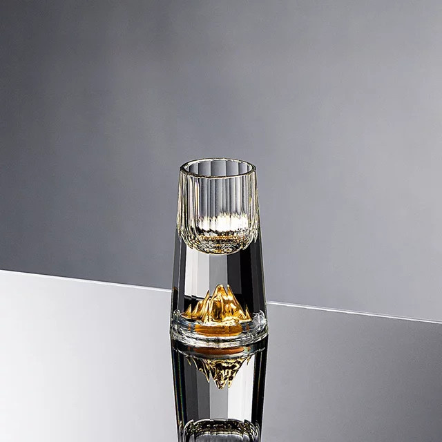 Chinesische Baijiu Tasse aus Kristallglas mit vertikalem Korn-Design in Transparent, ideal für die Spirituosen-Verkostung - Bild 1