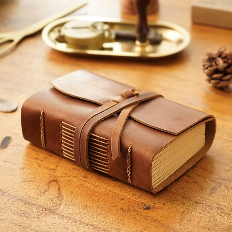 Handgefertigtes Retro-Reisetagebuch aus braunem Leder mit Hardcover und Papier für deine Notizen und Skizzen - Bild 4