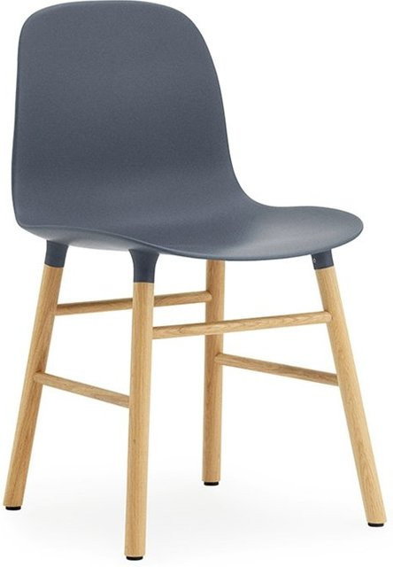 Normann Copenhagen Form Stuhl mit Holzgestell und Kunststoffschale in Blau matt - Bild 1