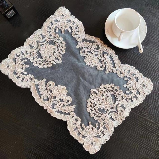 Bestickte Tischunterlage aus Baumwolle mit floralem Design in Weiß, B/H: 42 x 29 cm - Bild 1