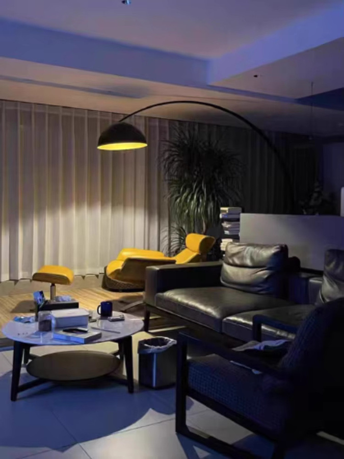 HomeLover Minimalistische LED-Bogenstehleuchte in Schwarz aus Metall für Wohnzimmer und Schlafzimmer - Bild 5