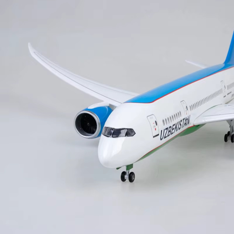 ZOCO B787 Uzbekistan Fluggesellschaft, Modellflugzeug, Harz, mit Licht und Rädern - Bild 2